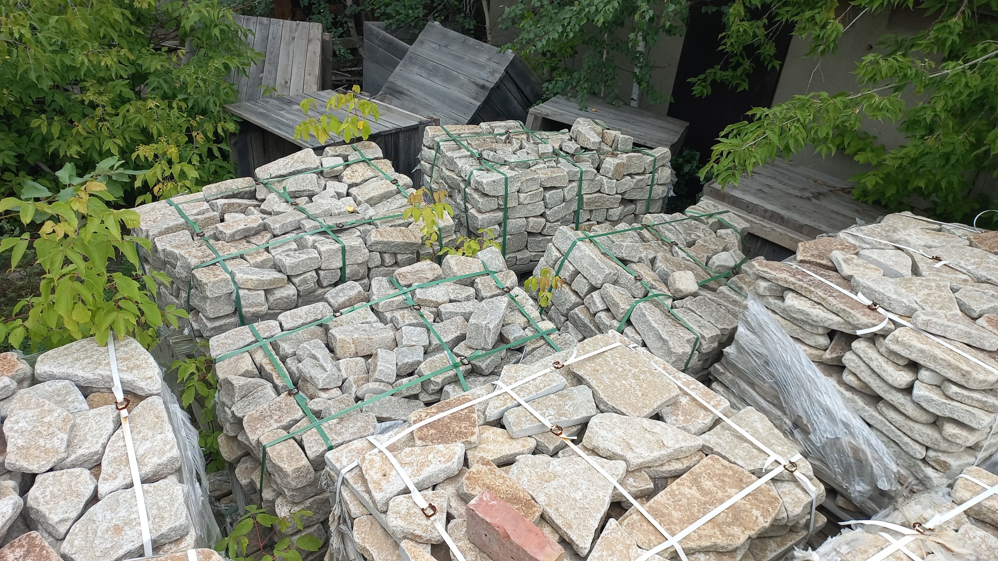 Плитняк галтованный гранитный для ландшафтного дизайна купить в Красноуфимске