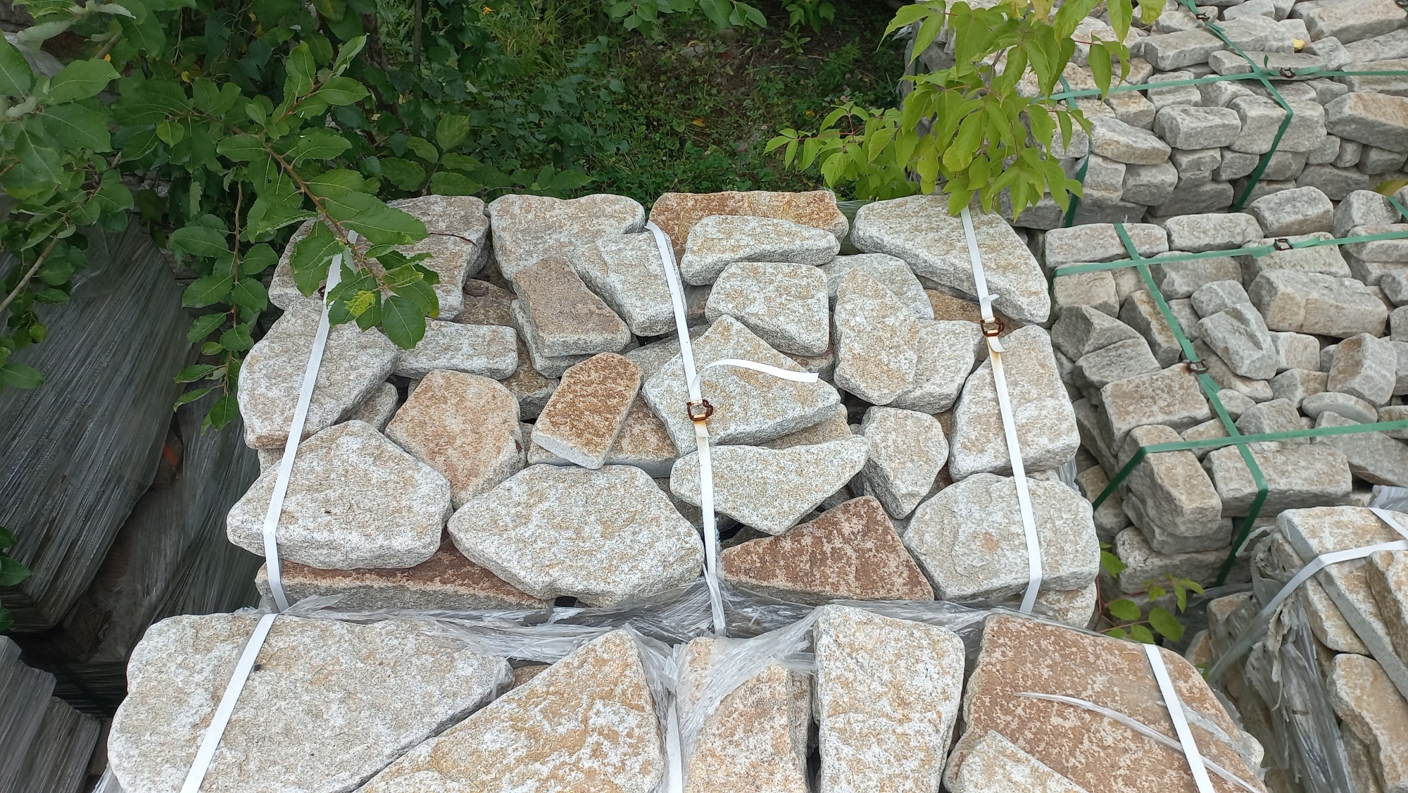 Плитняк галтованный гранитный для ландшафтного дизайна купить в Красноуфимске