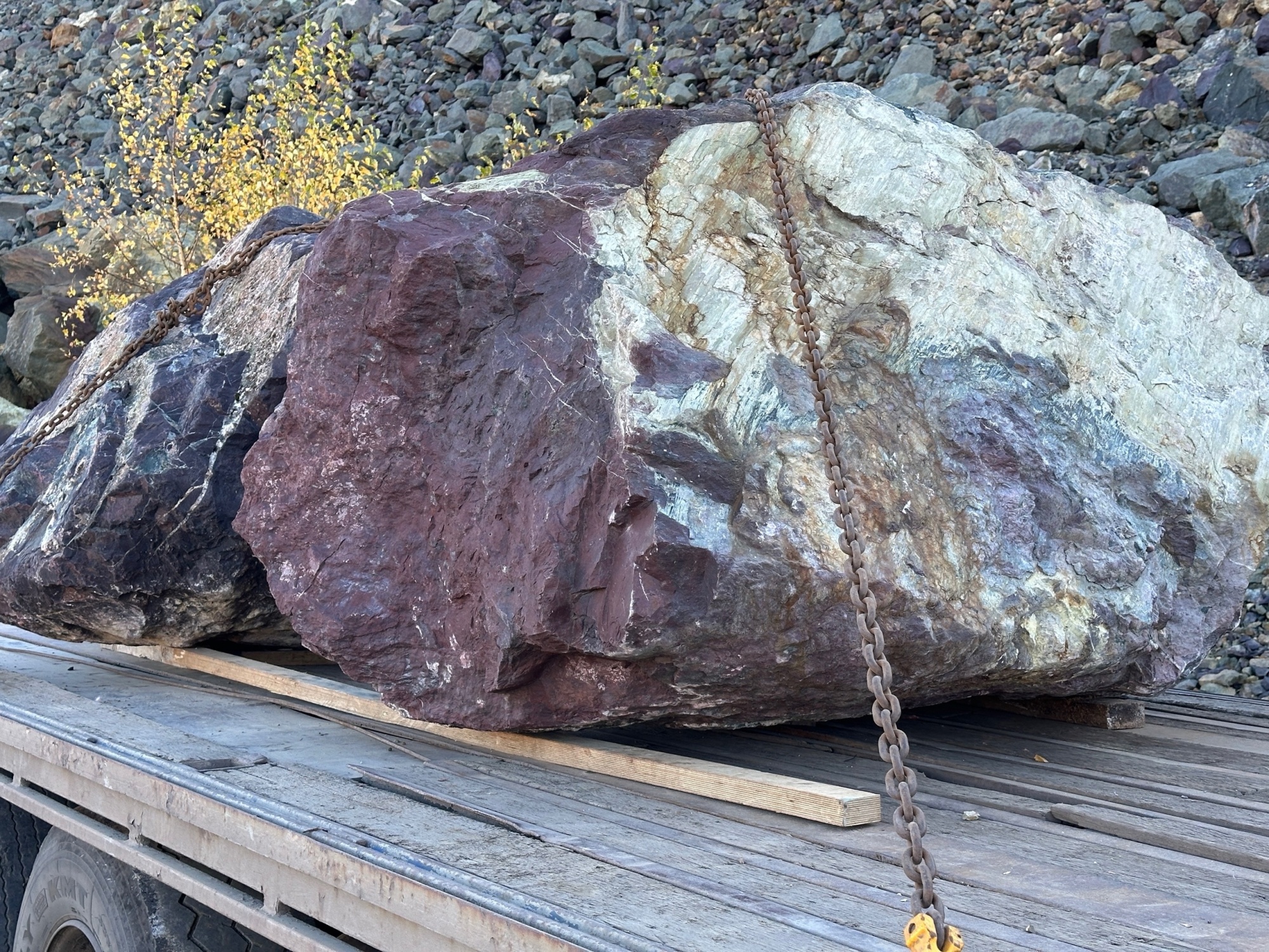 Огромные красно-фиолетовые валуны для ландшафтного дизайна весом более 5 тонн купить в Красноуфимске