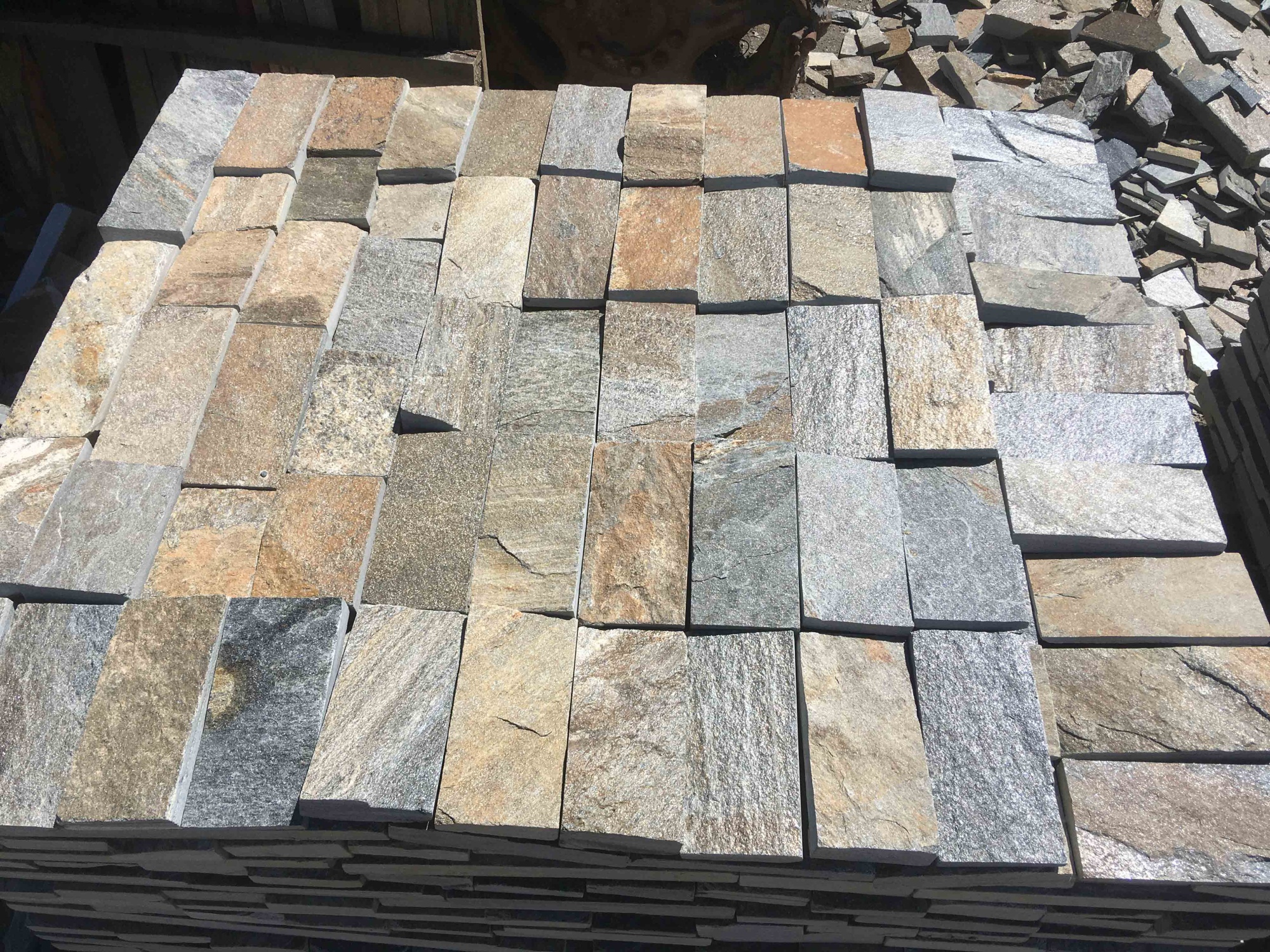 Плитка пилёная златолит Уральский для фасада купить в Красноуфимске