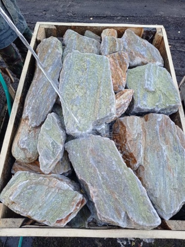 Златолит жёлтый, жёлто-зелёный глыбки и валуны для ланшафтного дизайна купить в Красноуфимске