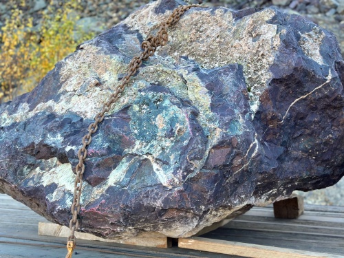 Огромные красно-фиолетовые валуны для ландшафтного дизайна весом более 5 тонн купить в Красноуфимске