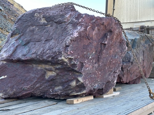 Огромные красно-фиолетовые валуны для ландшафтного дизайна весом более 5 тонн купить в Красноуфимске