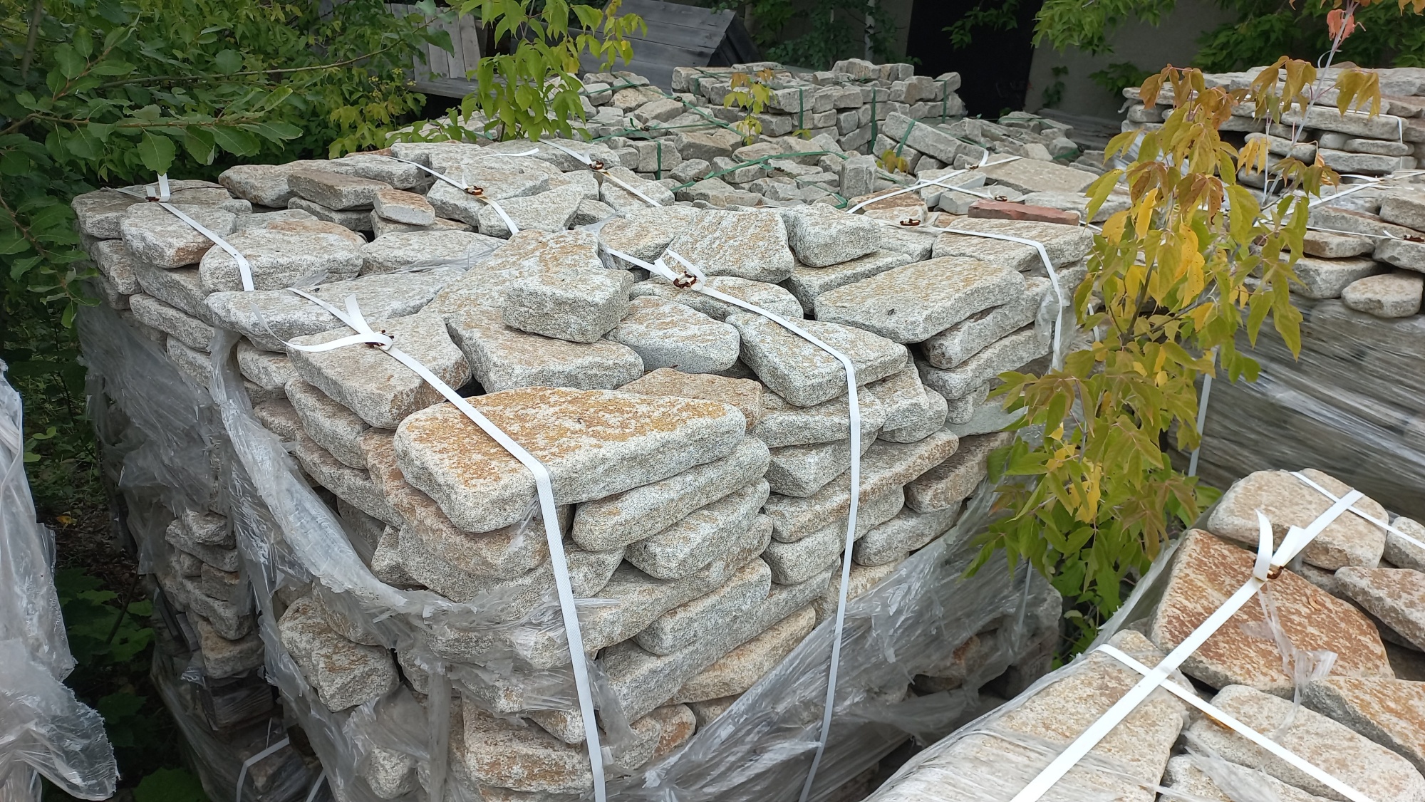 Плитняк галтованный гранитный для ландшафтного дизайна купить в Красноуфимске