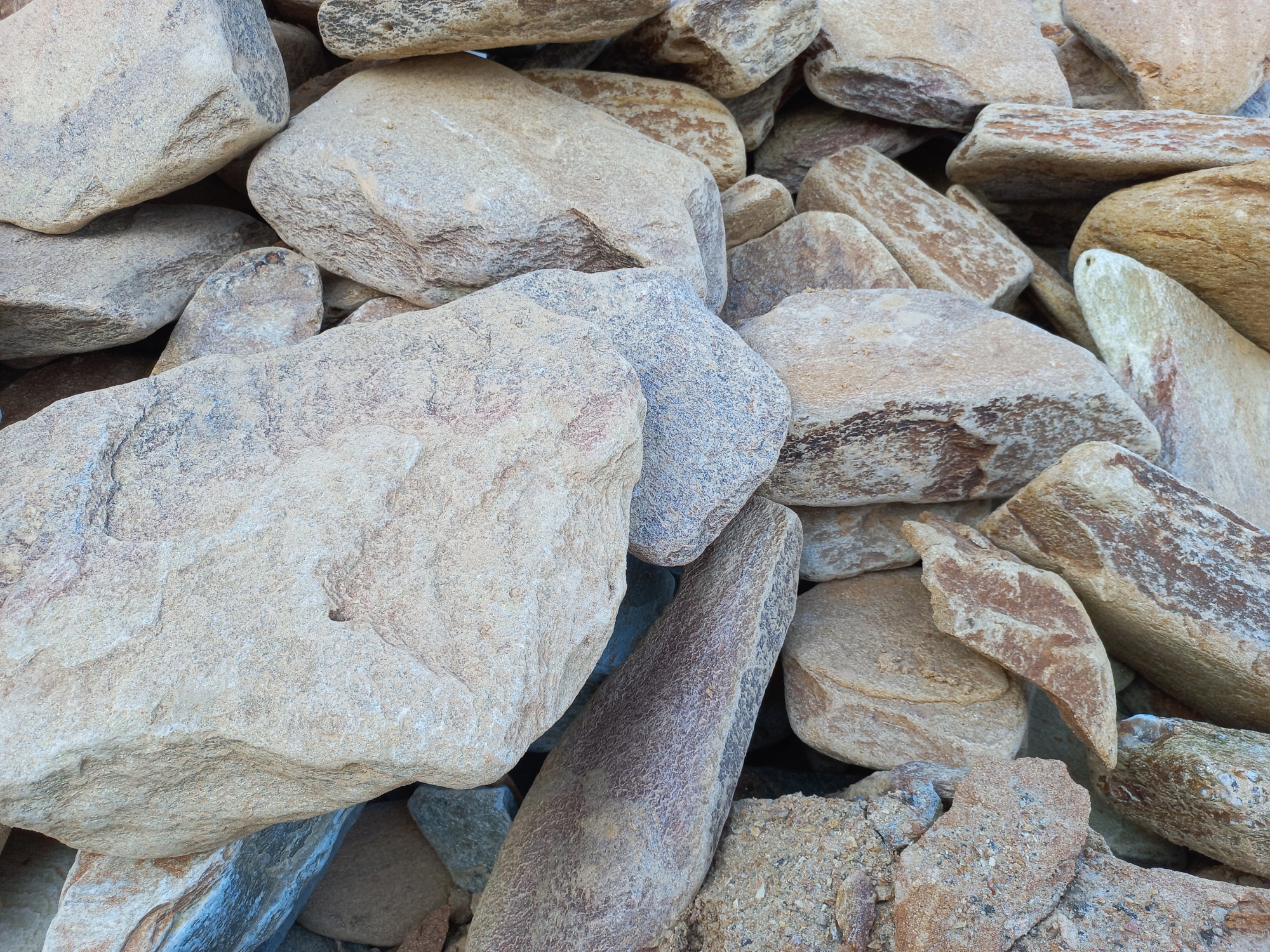 Златолит жёлтый, жёлто-зелёный глыбки и валуны для ланшафтного дизайна купить в Красноуфимске