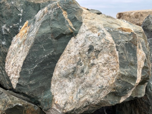 Гигантские зелёные валуны для ландшафтного дизайна весом более 5 тонн купить в Красноуфимске