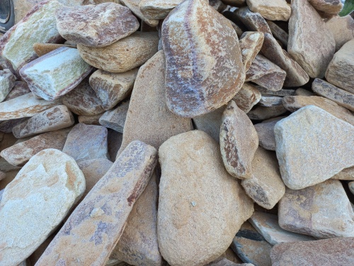 Златолит жёлтый, жёлто-зелёный глыбки и валуны для ланшафтного дизайна купить в Красноуфимске