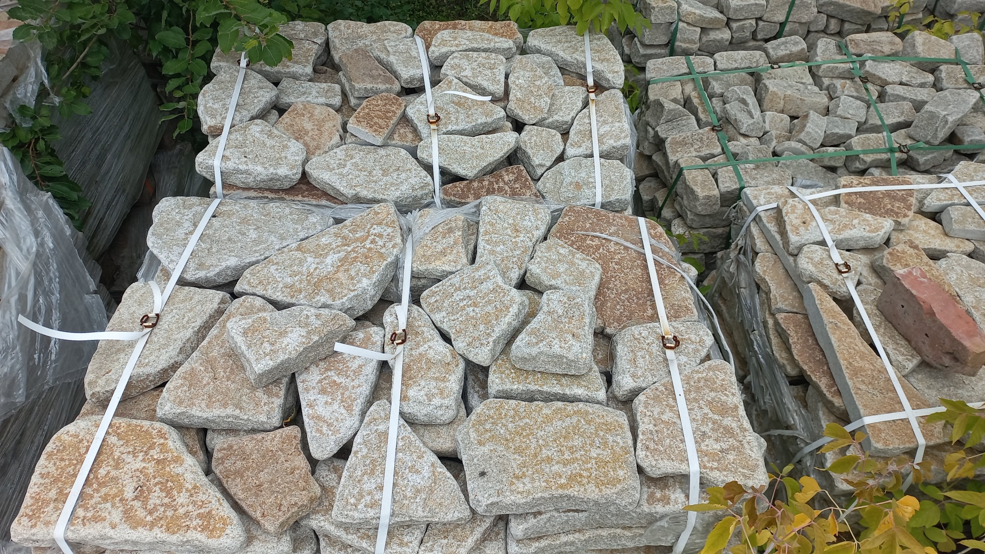 Гранитный плитняк галтованный для мощения купить в Красноуфимске