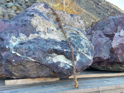 Огромные красно-фиолетовые валуны для ландшафтного дизайна весом более 5 тонн купить в Красноуфимске