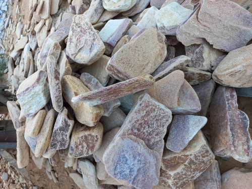 Златолит жёлтый, жёлто-зелёный глыбки и валуны для ланшафтного дизайна купить в Красноуфимске